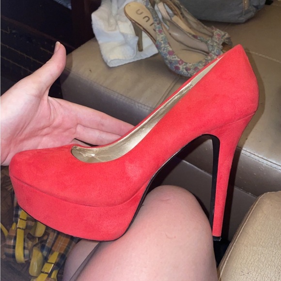 It’s Brand, size 9 1/2, bright red color. - Picture 4 of 6